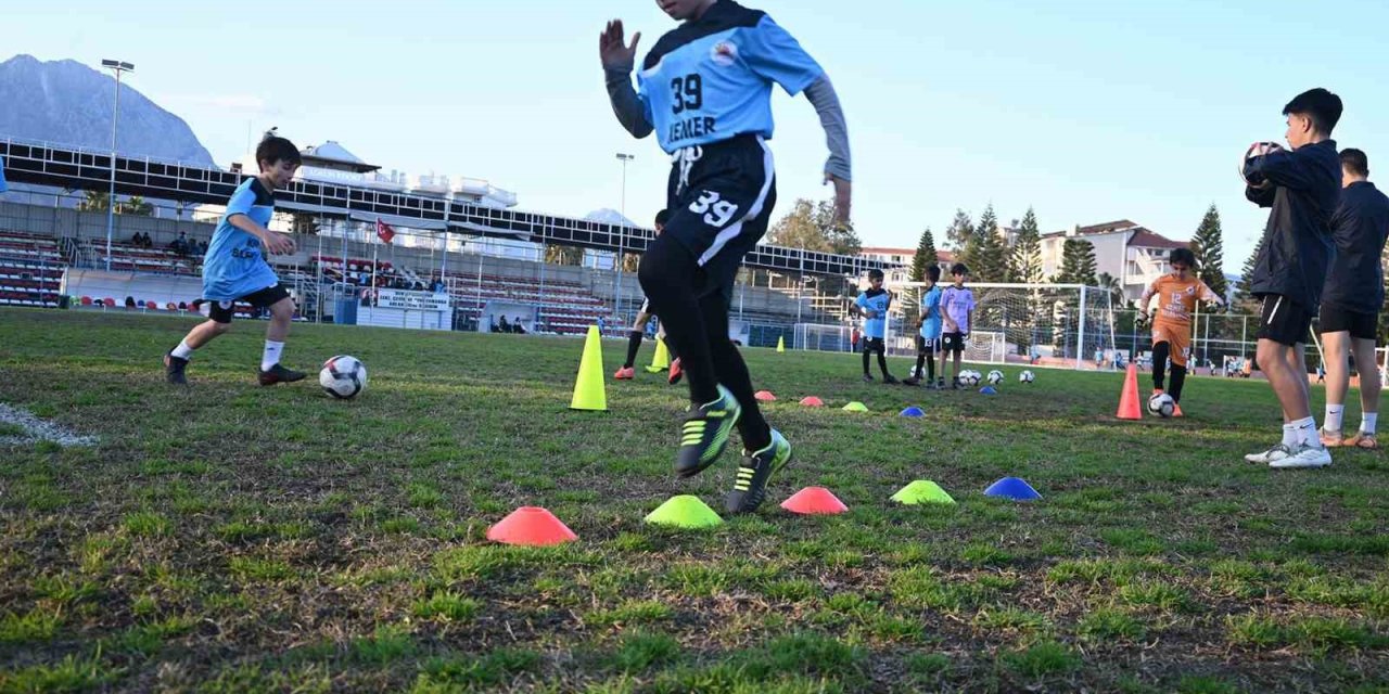 Kemer Belediyesi, Geleceğin Futbolcularını Yetiştiriyor