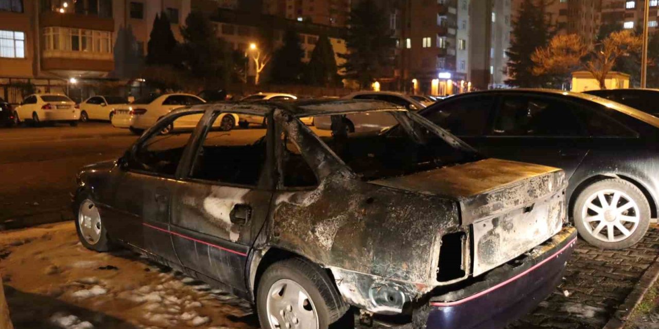 Park Halindeki Otomobil Cayır Cayır Yandı