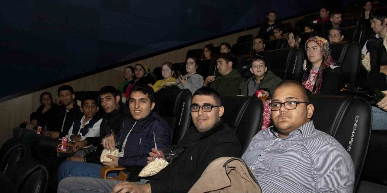 Mola Evinin Özel Bireyleri Sinema Etkinliği İle Eğlendi