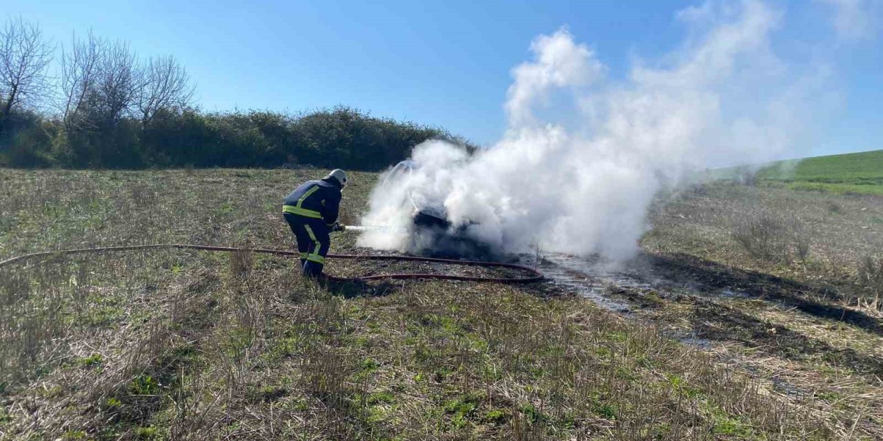 Boş Araziye Bırakılan Araç Yanarak Küle Döndü
