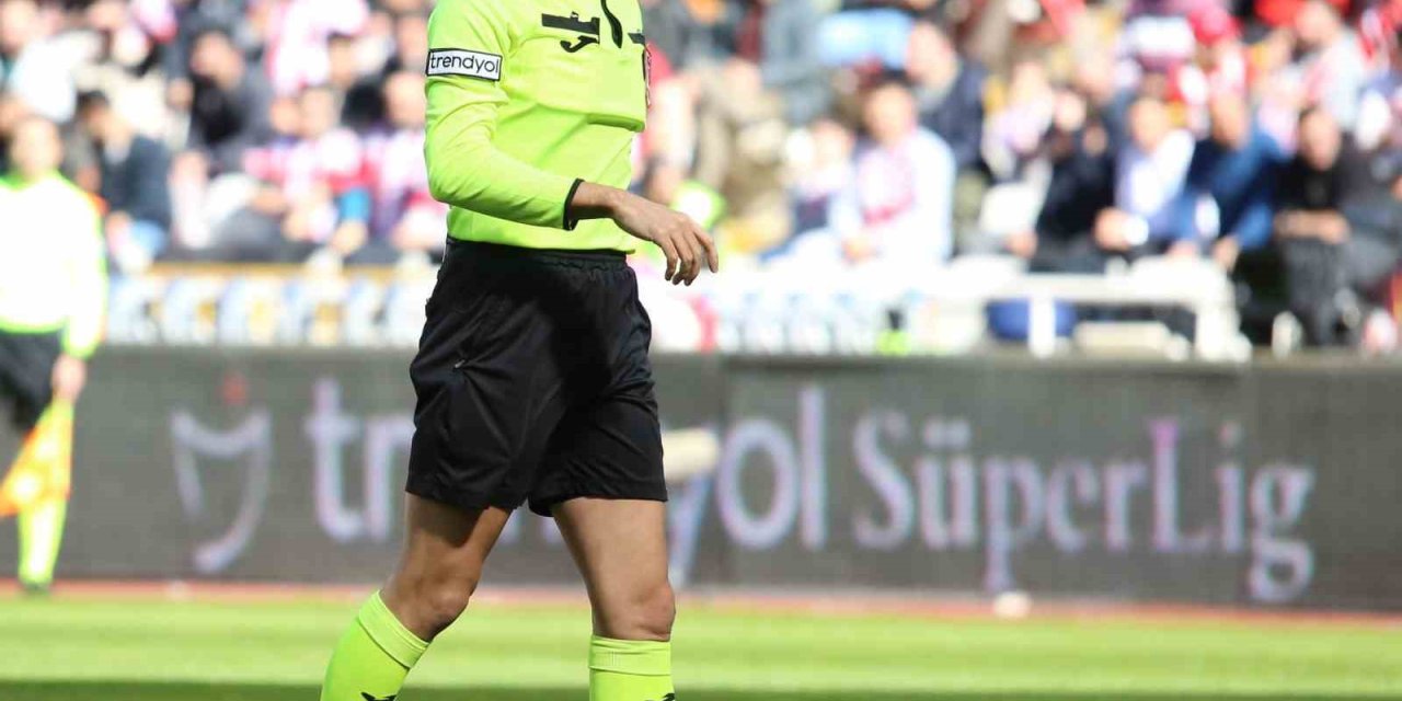 Çaykur Rizespor - Kayserispor Maçını Burak Pakkan Yönetecek