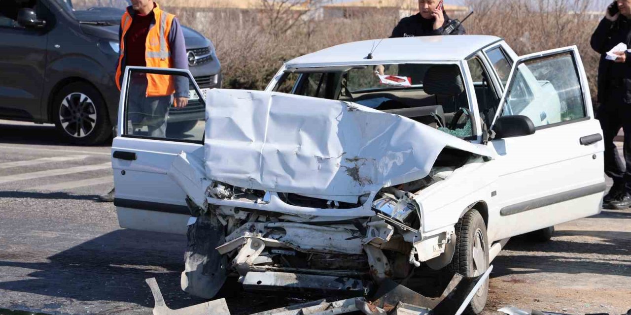 Kırmızı Işıkta Bekleyen Araca Çarpan Otomobilin Sürücüsü Ve Eşi Hayatını Kaybetti