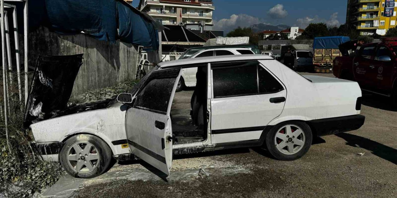 Park Halindeki Otomobil Alev Aldı