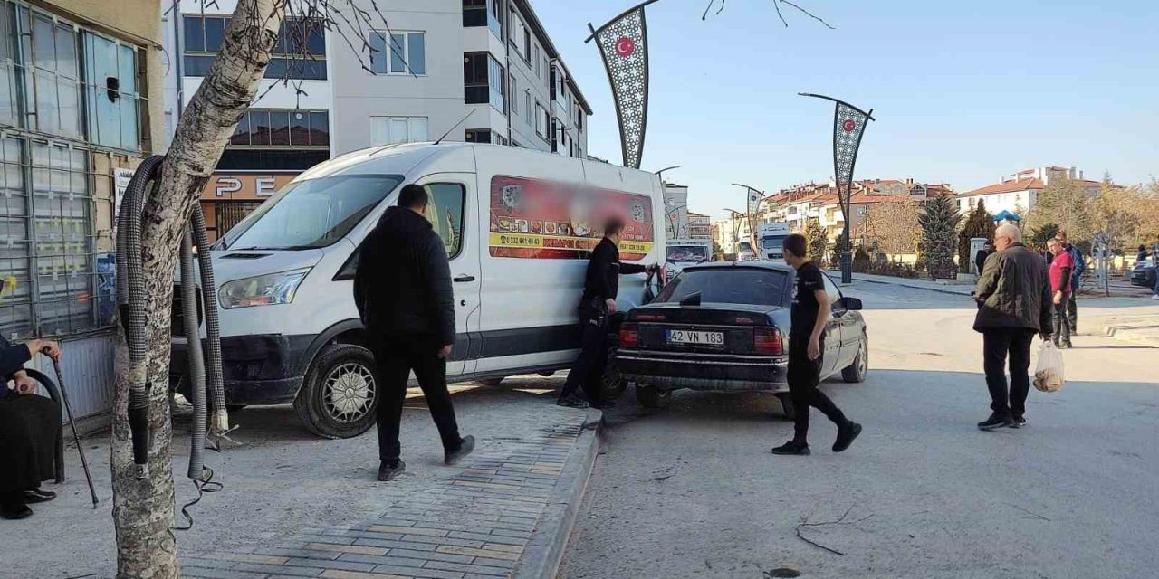 Konya’da Otomobil İle Minibüs Çarpıştı: 2 Yaralı