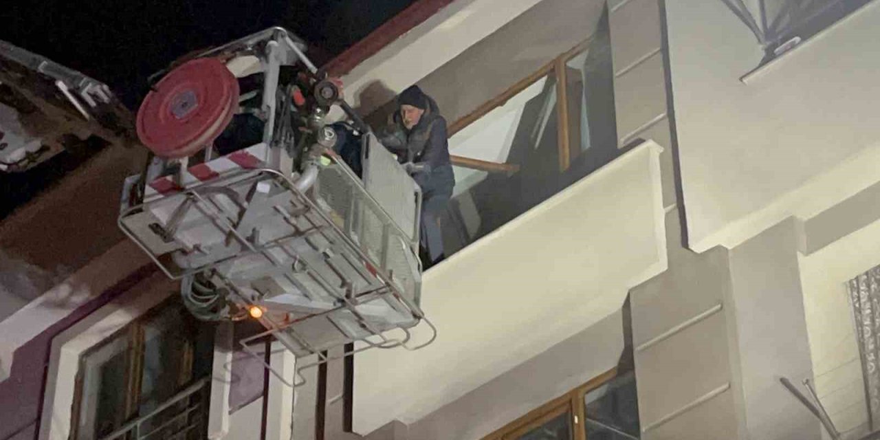 Apartmanın Garajında Başlayan Yangında Onlarca Kişi Evinde Mahsur Kaldı