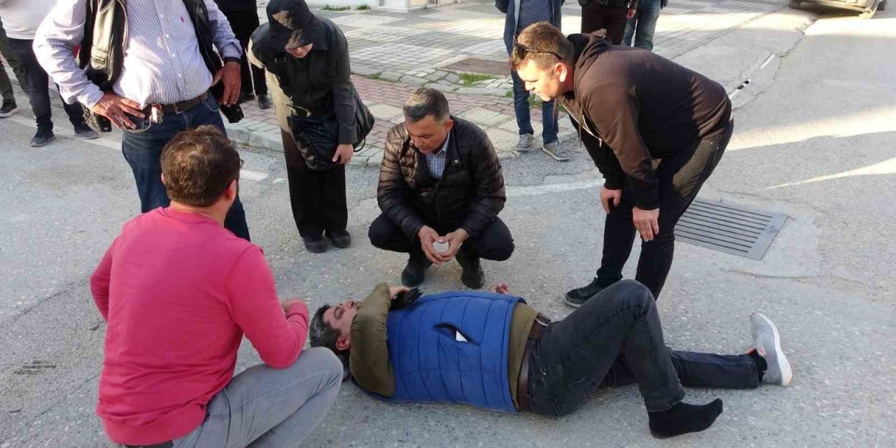 Seçim Ofisi Önündeki Kazada Yaralanan Sürücüye İlk Müdahale Başkan Adayı Doktordan