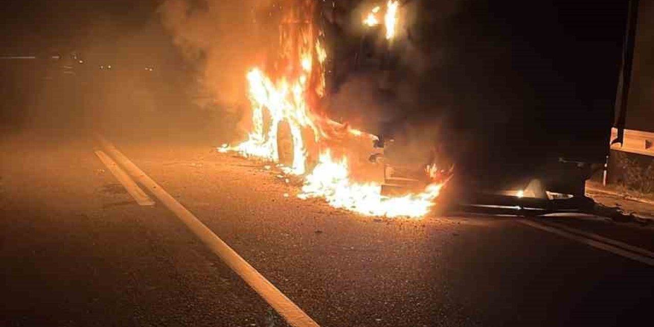 Antalya’da Tırın Dorsesi Alev Alev Yandı