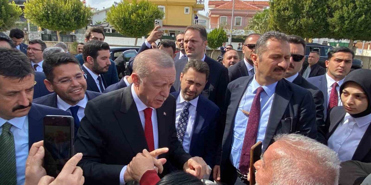 Cumhurbaşkanı Erdoğan’a Cuma Namazında Vatandaşlardan Sevgi Seli