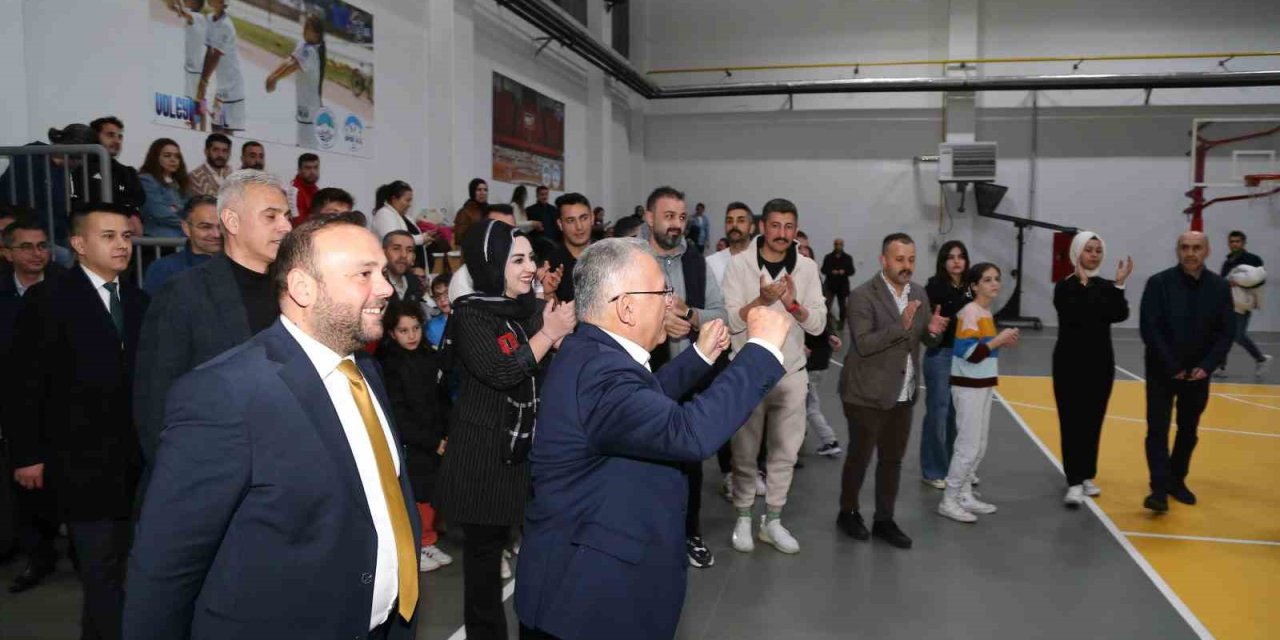 Büyükkılıç, Voleybol Turnuvası’nda Dereceye Giren Takımlara Ödüllerini Takdim Etti