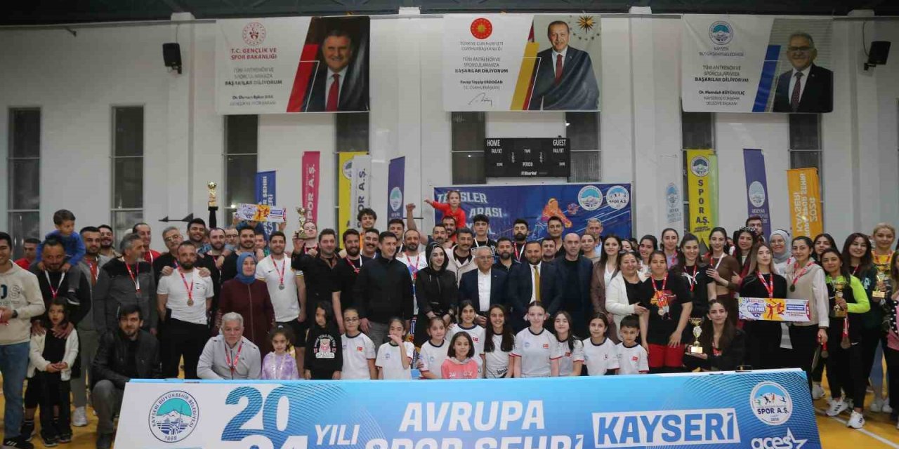 Voleybol Turnuvasında Dereceye Giren Takımlara Ödülleri Veridi
