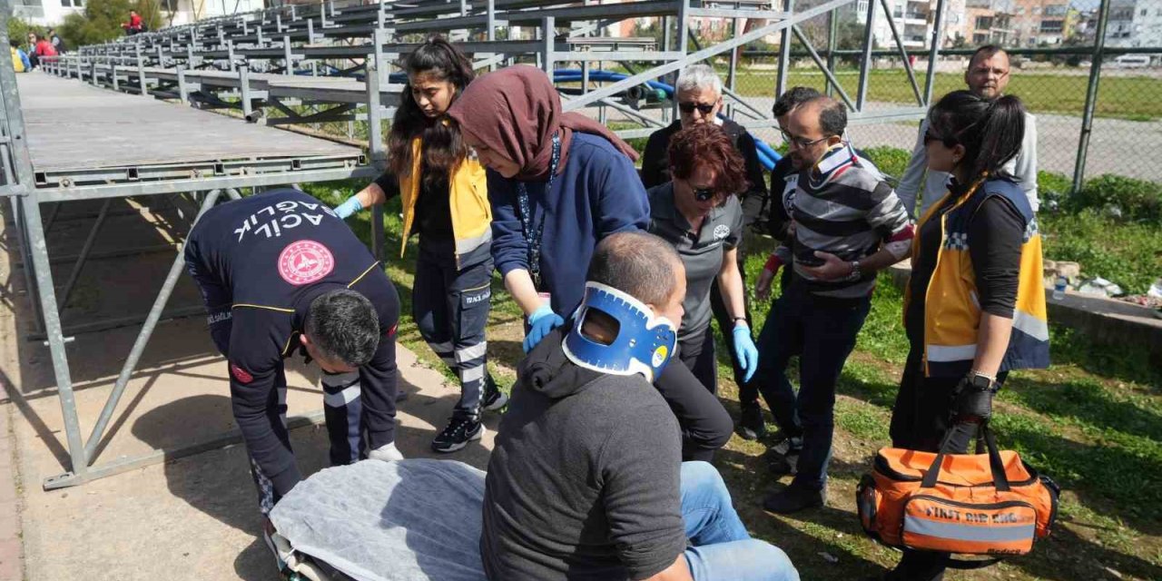 Maç Esnasında Tribündeki Tahta Plaka Çöktü: 3 Seyirci Yaralı