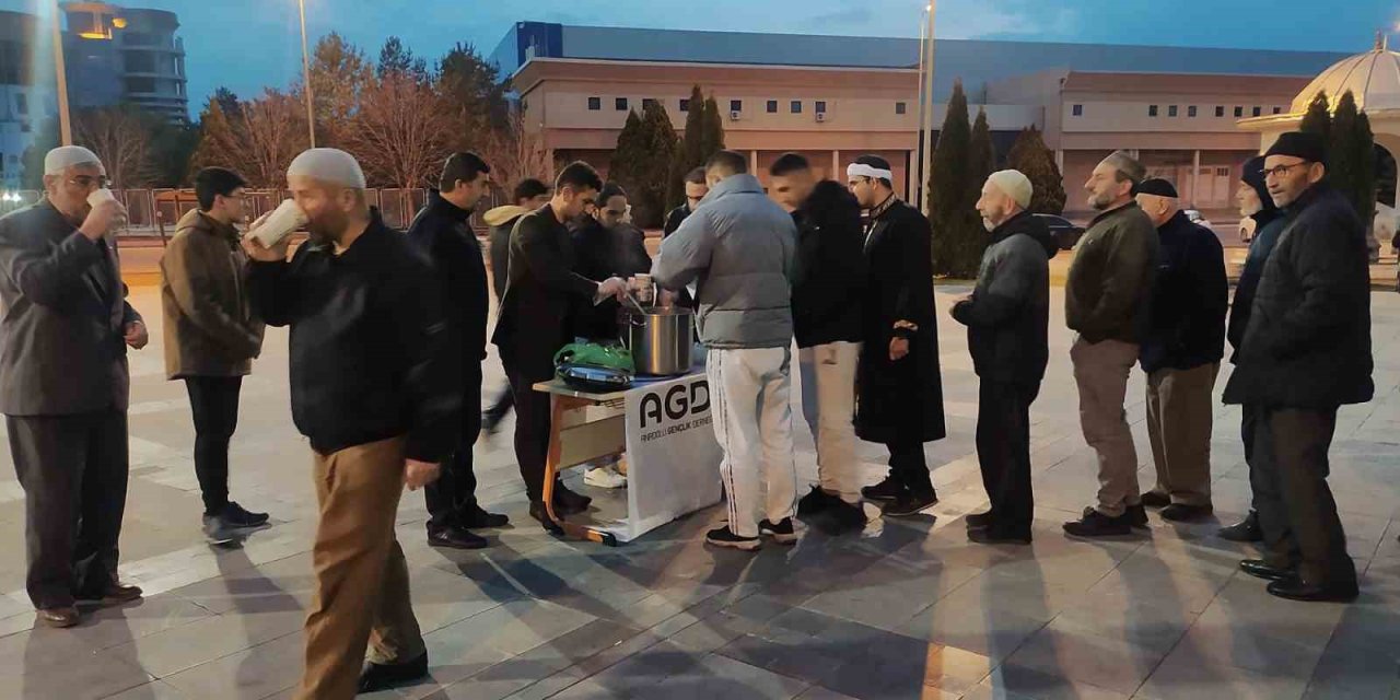 Cami Çıkışında Sıcak Karşılama