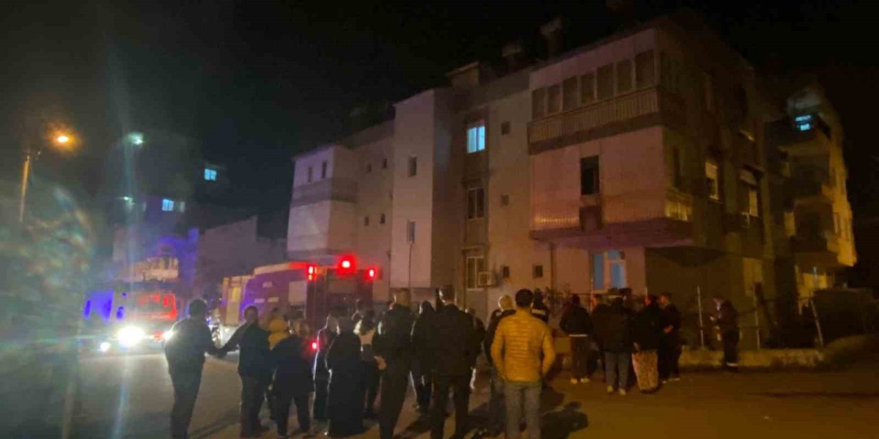 Evde Çıkan Yangında Mahsur Kalan Çocukları Apartman Sakinleri Kurtardı