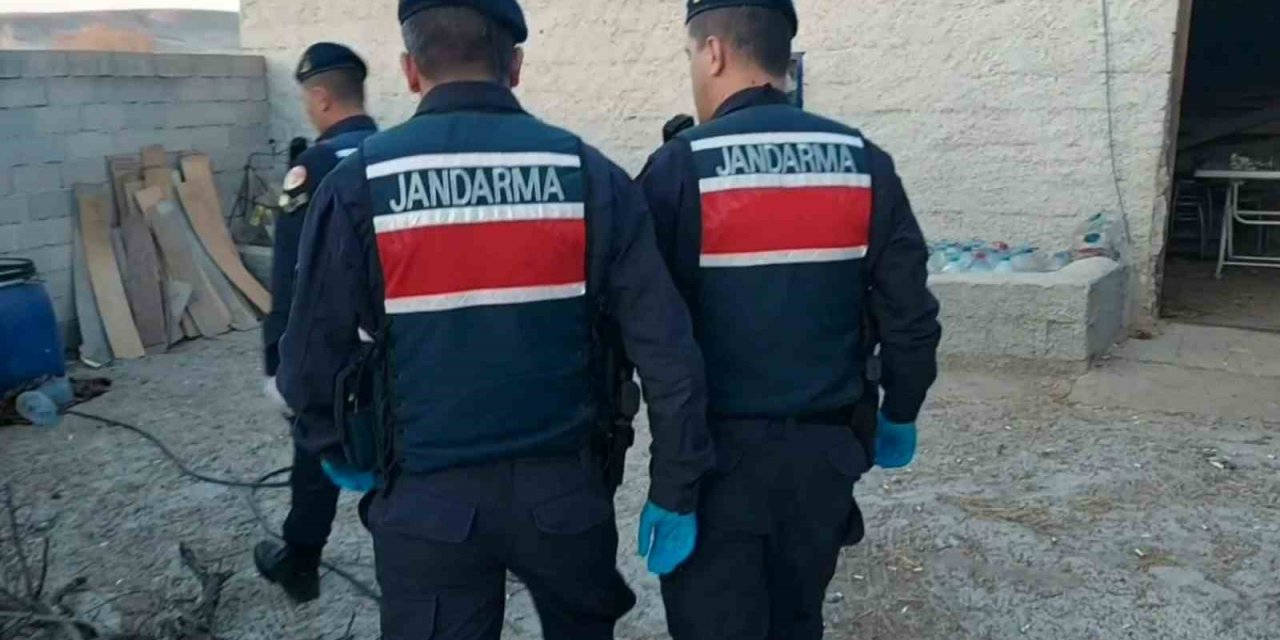 Evin Bahçesinde Sahte İçki Üreten 2 Şüpheli Gözaltına Alındı