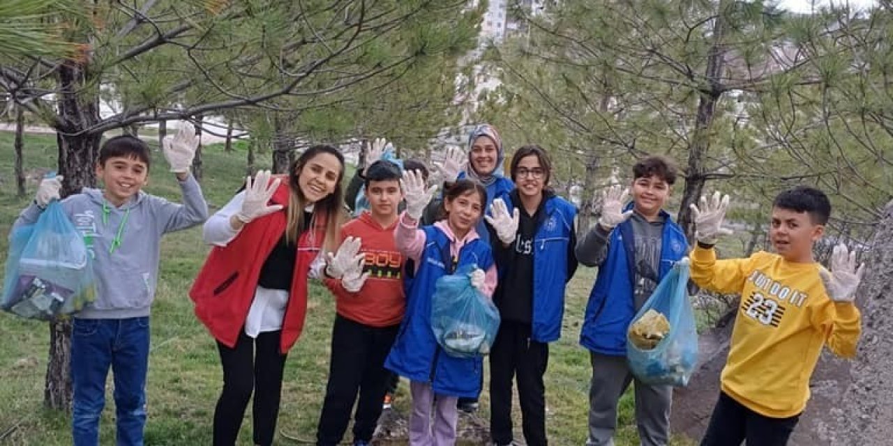 Karapınar’da Gençlik Merkezi Gönüllüleri Çevre Temizliği Yaptı