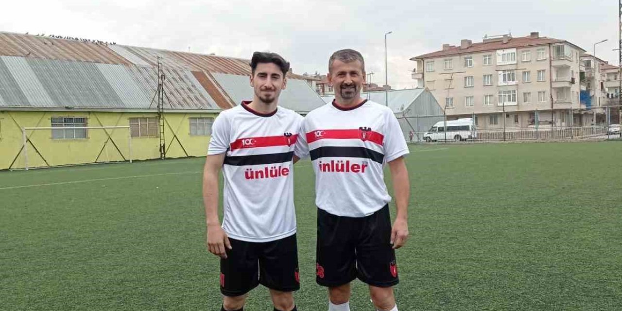 Futbolcu Baba Oğul, Aynı Takımda Top Koşturuyor