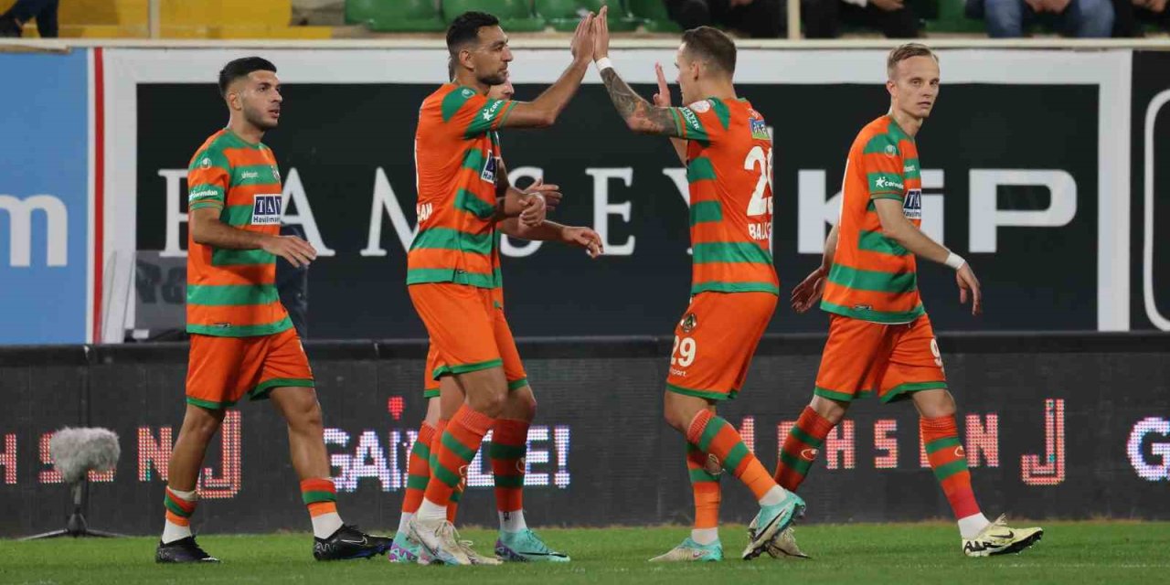 Trendyol Süper Lig: Alanyaspor: 2 - Trabzonspor: 0 (ilk Yarı)