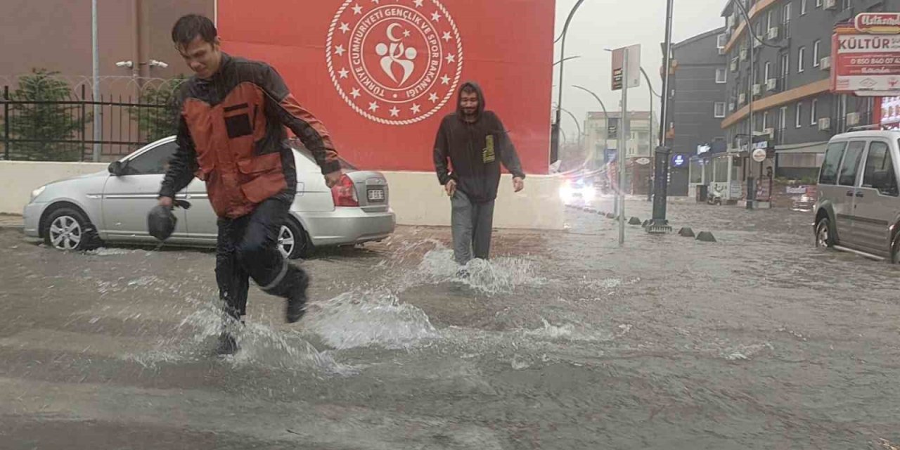 Antalya’da Sağanak Yağış Hayatı Olumsuz Etkiledi