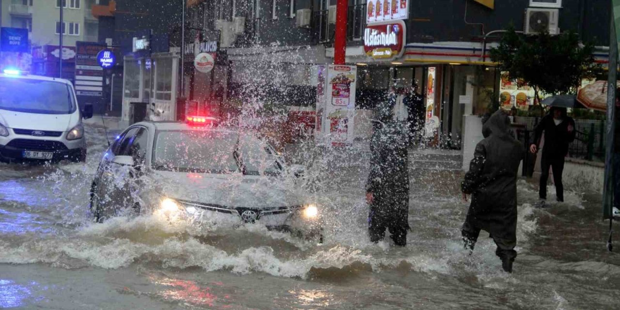 Antalya’da Sağanak Yağış Yolları Nehre Çevirdi