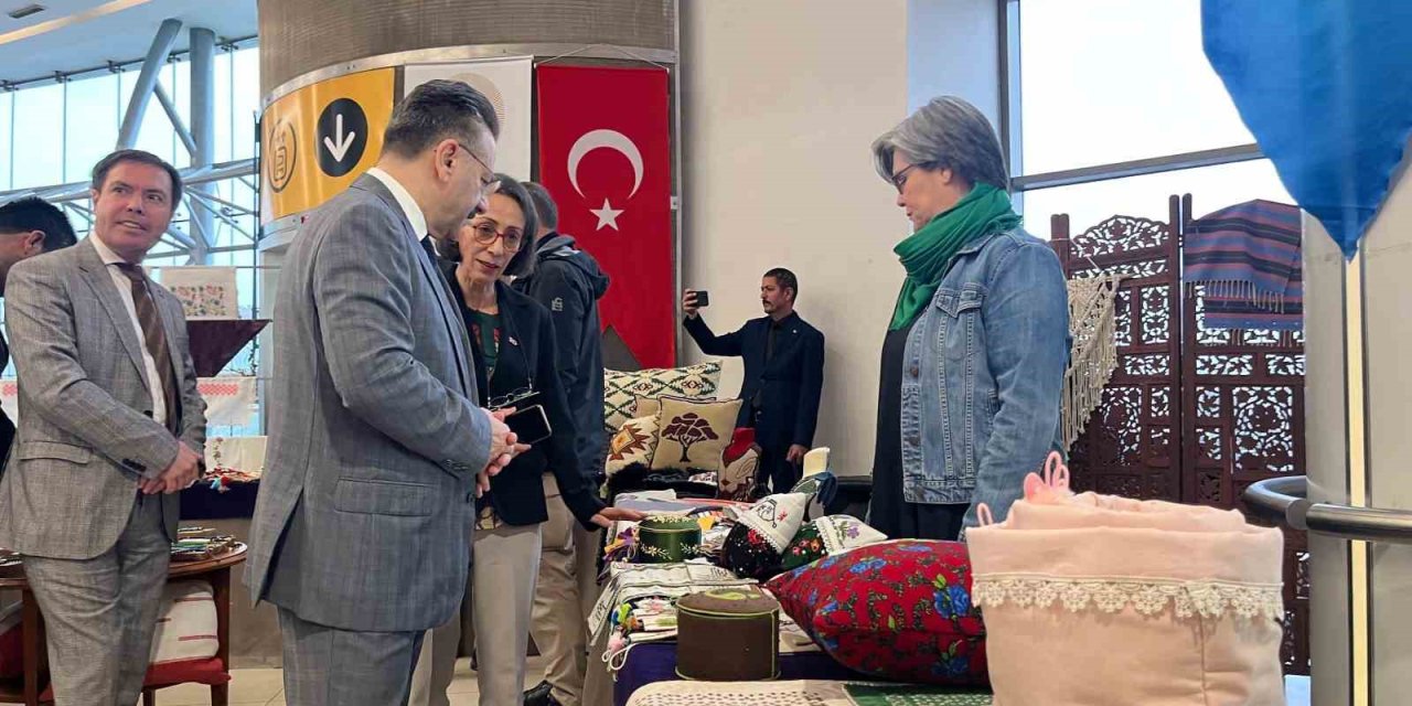 “ilmek İlmek Dokunmuş Hayatlar, Kadınların Elleriyle Özgürleşiyor” Sergisi