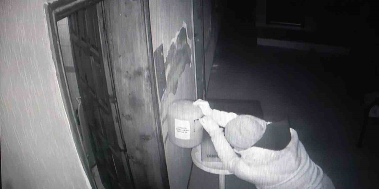 Camideki Yardım Toplama Kutusunu Gözüne Kestiren Hırsız Suçüstü Yakalandı