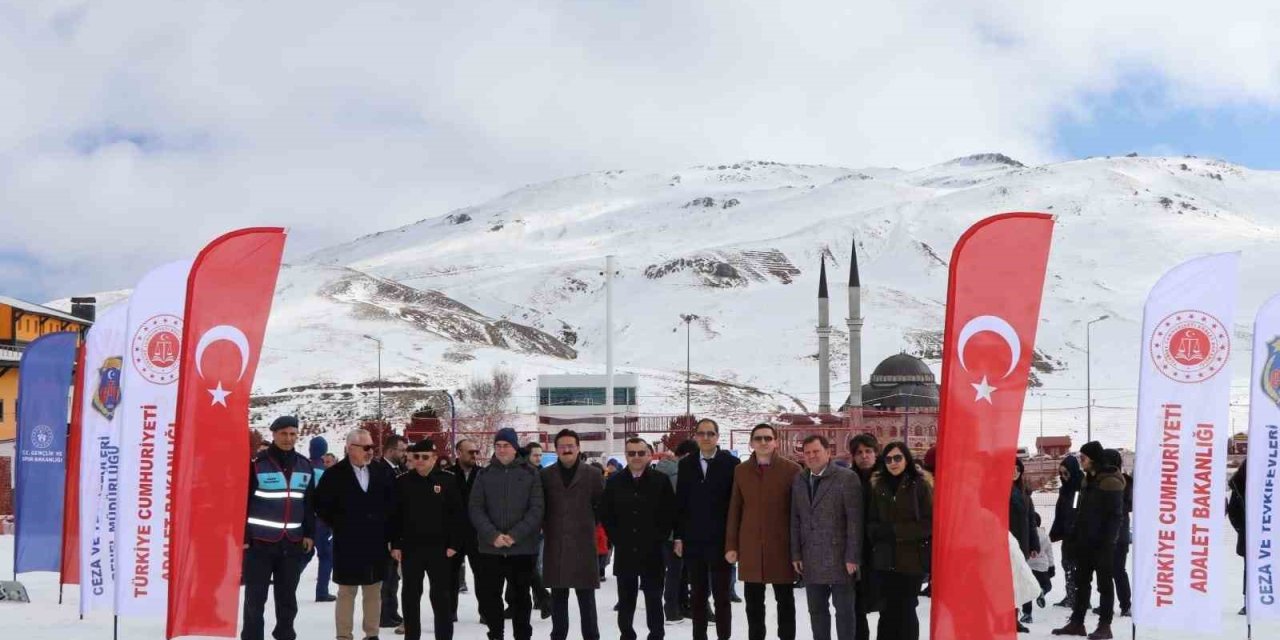 Cezaevinde Annesinin Yanında Kalan Çocuklara Kayak Eğitimi Verildi