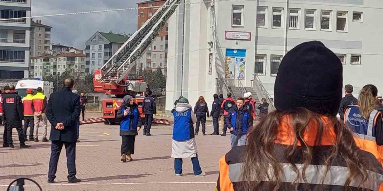 Jandarmadan Öğretmen Ve Öğrencilere Deprem Ve Yangın Tatbikatı