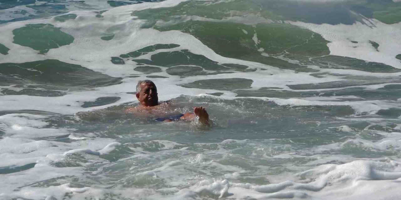 Antalya’da Çatıları Uçuran Fırtına Sonrası Turistlerin Deniz Keyfi