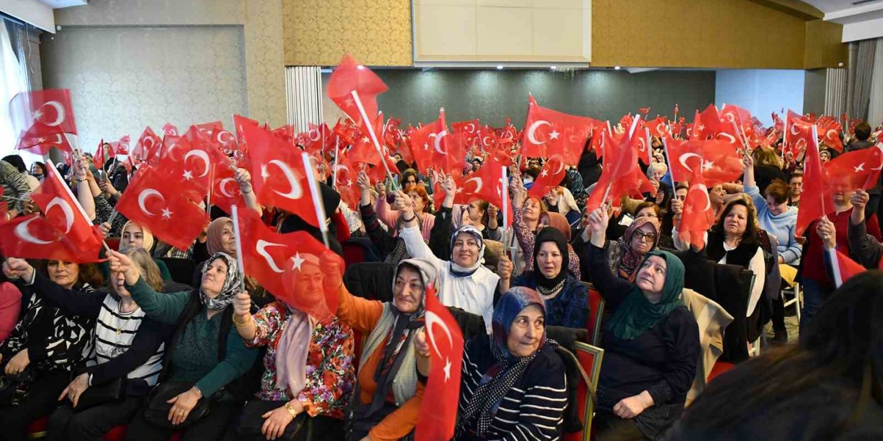 Tepebaşılı 3 Bin Kadın Gülden Karaböcek Konseriyle Coştu