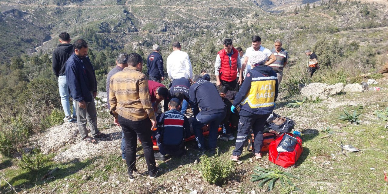 Kamyon Şarampole Yuvarlandı: 2 Yaralı