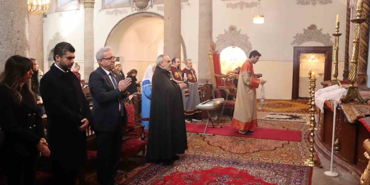 Ermenilerin Miçing Ayininde Gazze İçin Dua