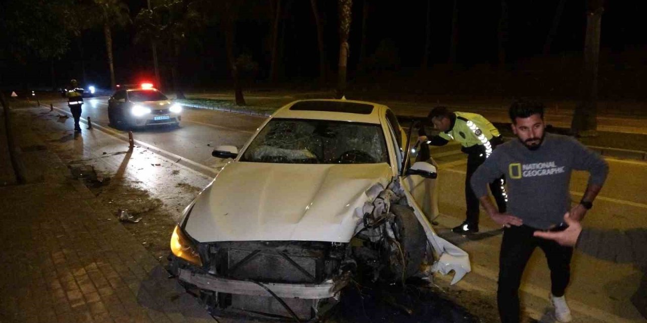 Palmiyeye Çarpan Lüks Otomobil Hurdaya Döndü
