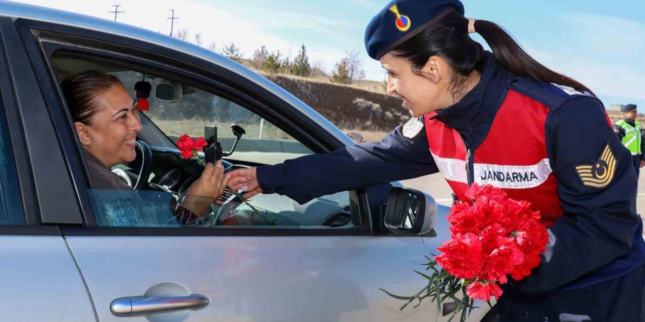 Kadın Jandarmalardan Kadınlara Jest