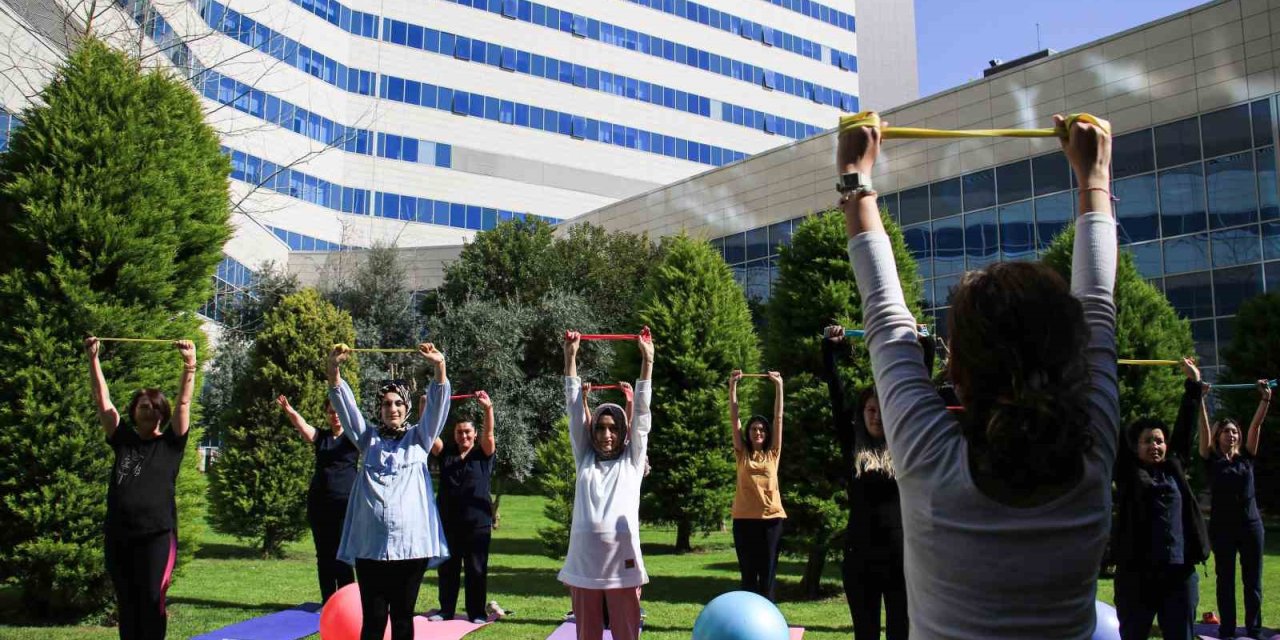 Gebe Kadınlar Hastane Bahçesinde Pilates Yaptı