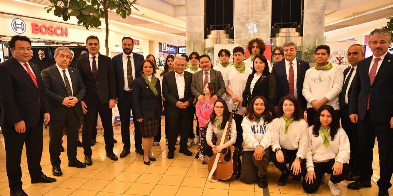 Büyükkılıç, Kayseri Yeşilay Danışmanlık Merkezi’nin Sergisine Katıldı