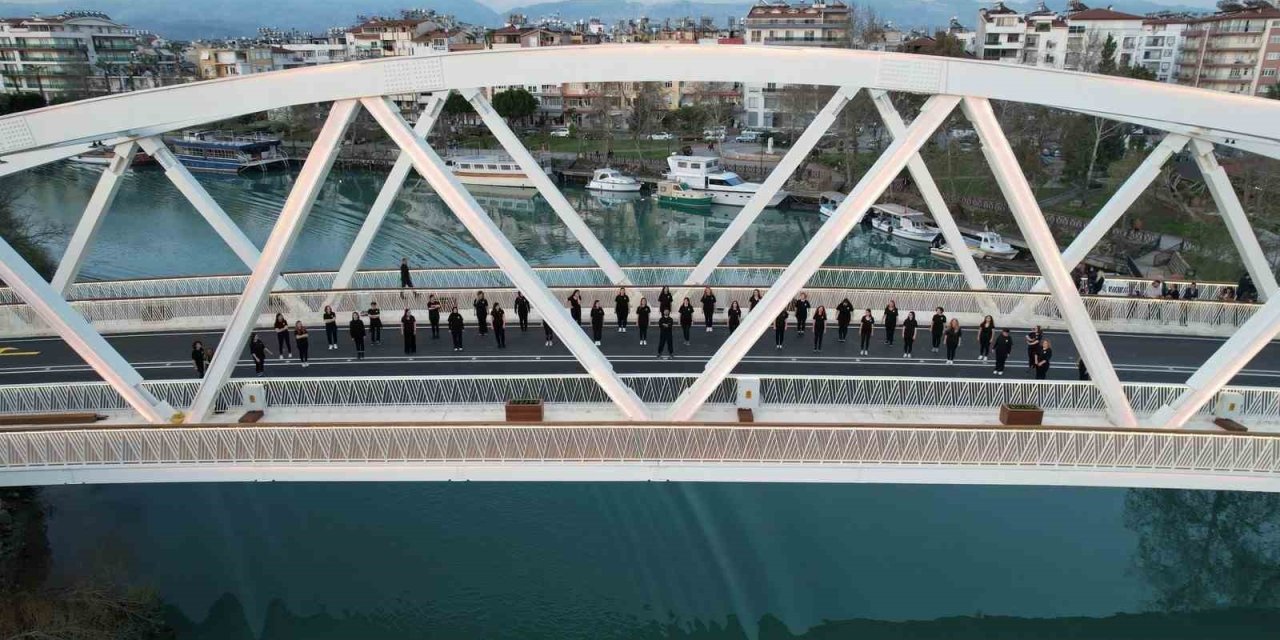 Manavgat Belediyesi’nden Kadınlar Günü’nde Köprü Üstünde Halaylı Kutlama