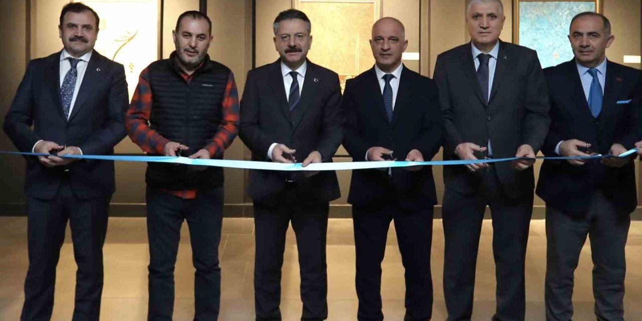 Eskişehir Valisi Hüseyin Aksoy, "hiç ’in Yolculuğu" Hat Sergisi’nin Açılışını Gerçekleştirdi