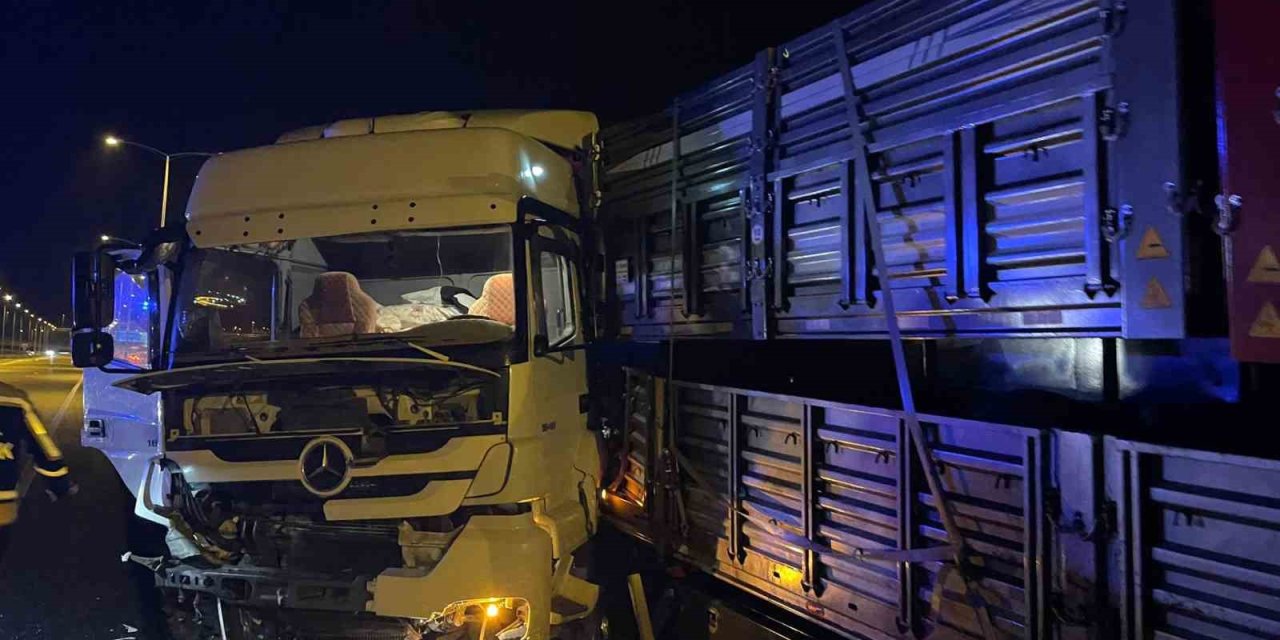Tır Bariyerlere Çarptı: 1 Yaralı