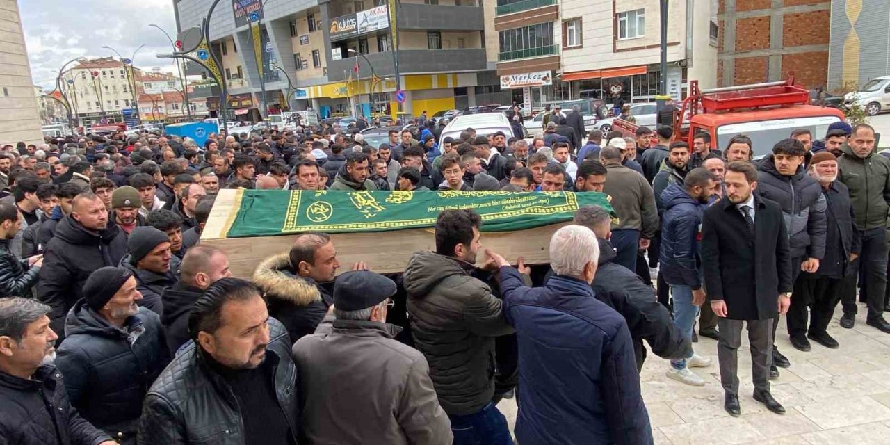 Bıçaklanarak Hayatını Kaybeden Üniversiteli Genç Son Yolculuğuna Uğurlandı