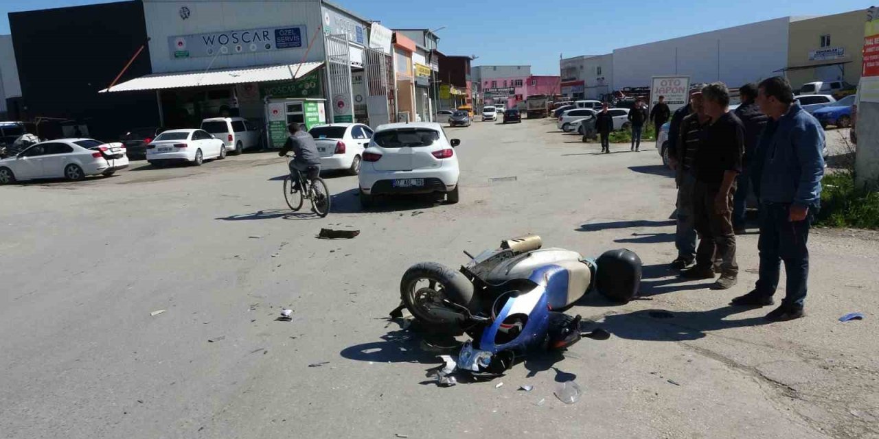 Motosiklet Otomobile Çarptı: 1 Yaralı