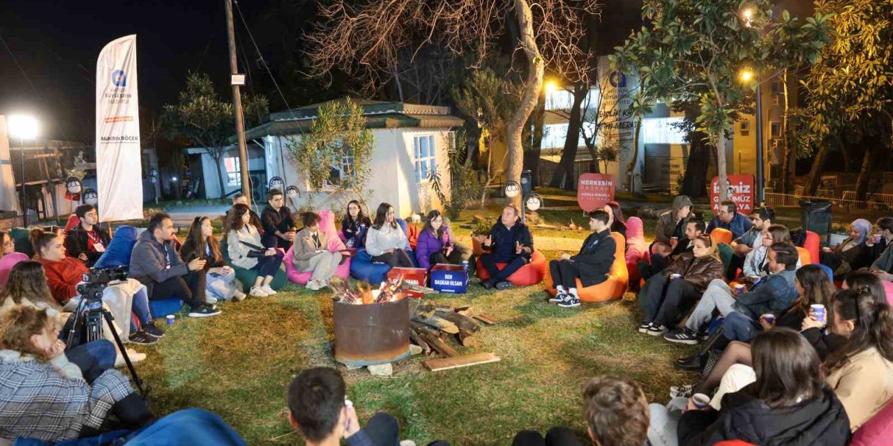 Başkan Böcek Gençlerle Gündüz Konserde, Akşam Kamp Ateşinde Buluştu