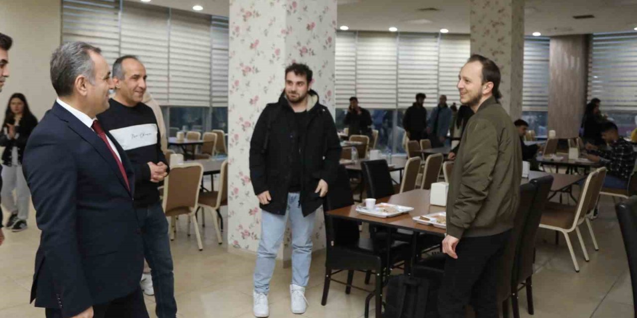 Rektör Altun İlk İftarı Öğrencilerle Açtı