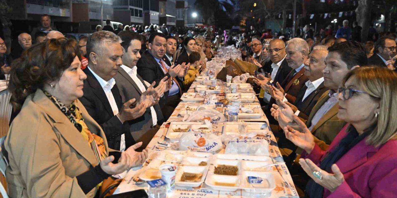 Muratpaşa’da İlk İftar Yemeği Beş Şehitler Parkı’nda Verildi