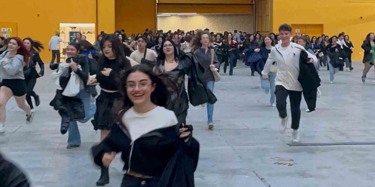 Teoman Konserinde En Önde Olabilmek İçin Birbirleriyle Yarıştılar