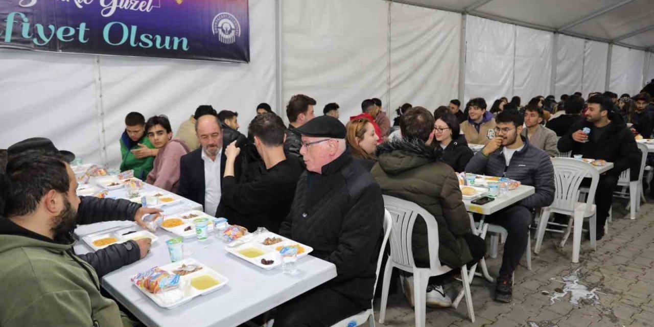 Başkan Kurt İlk İftarını Büyükdere Mahallesi’ndeki İftar Çadırında Yaptı