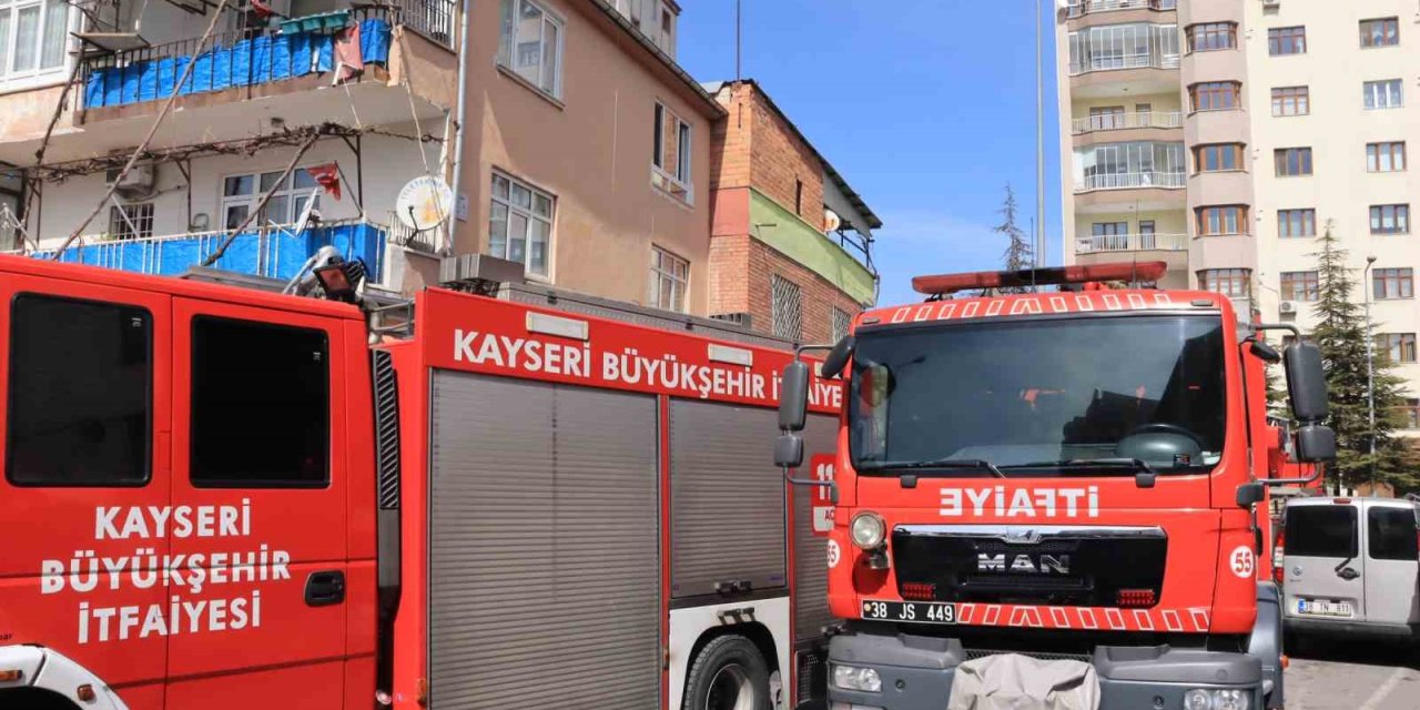 Binadaki Malzemeler Yandı, 1 Kişi Zehirlendi