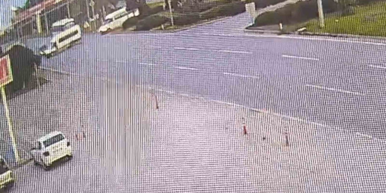 Servis Minibüsü İle Kamyonet Çarpıştı: 8 Yaralı