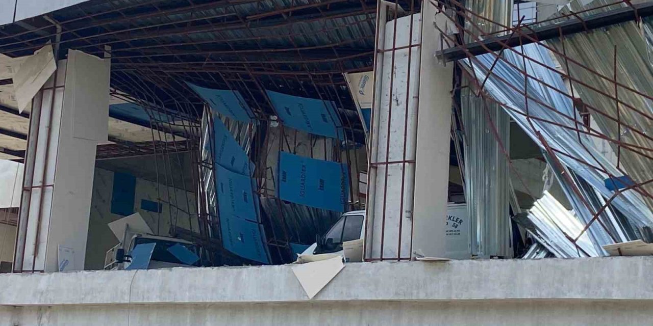 Tırın Çarptığı Otelin Demir Gölgeliği Çöktü, 2 Otomobil Zarar Gördü