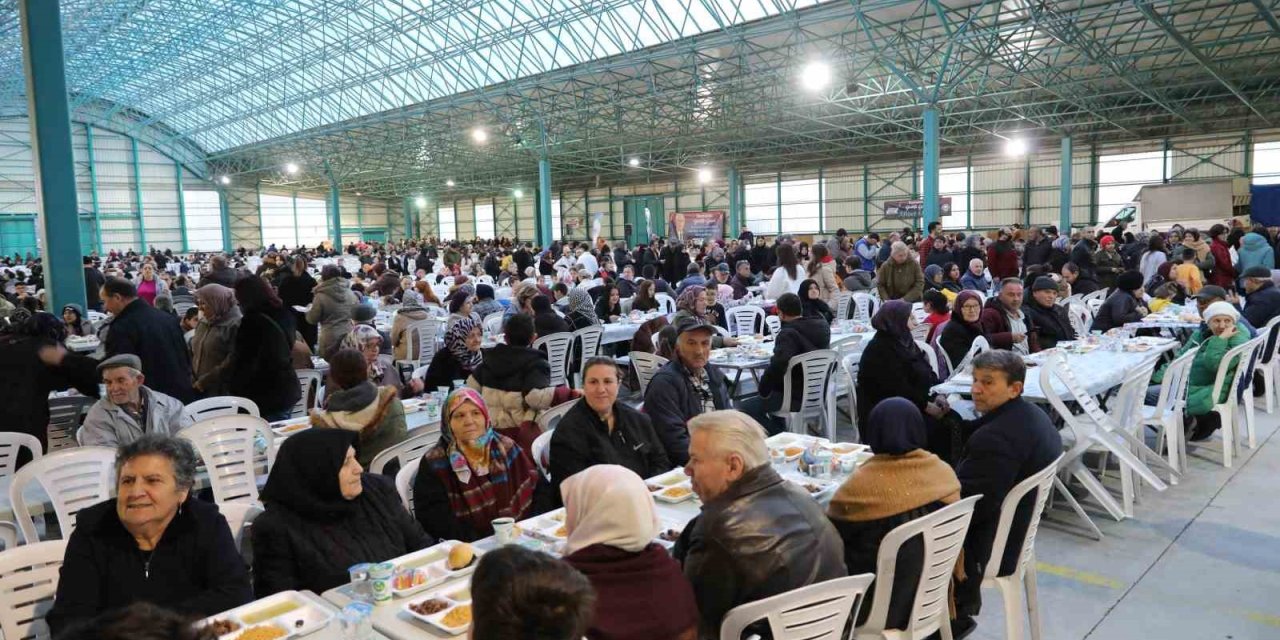 75. Yıl Mahallesi’nde Binlerce Kişiye İftar Yemeğinde Buluştu