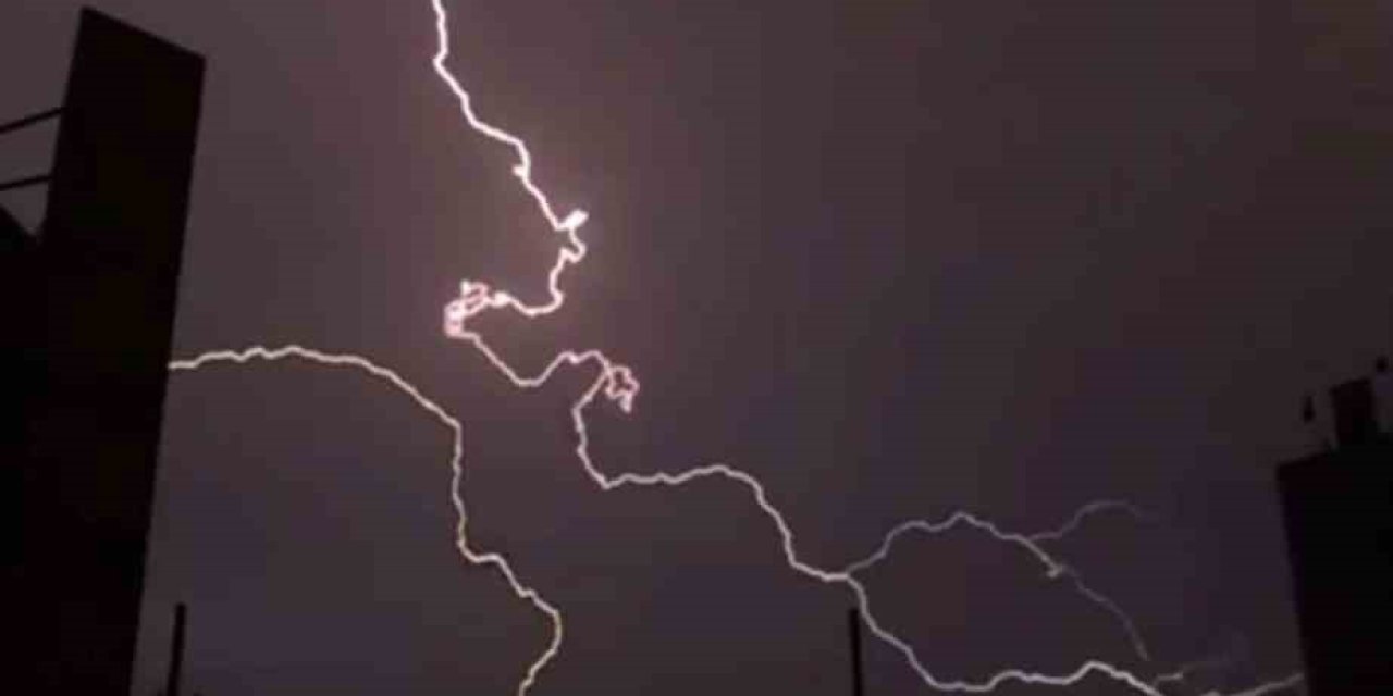 Antalya’da Şimşeklerin Dansı Görsel Şölen Oluşturdu